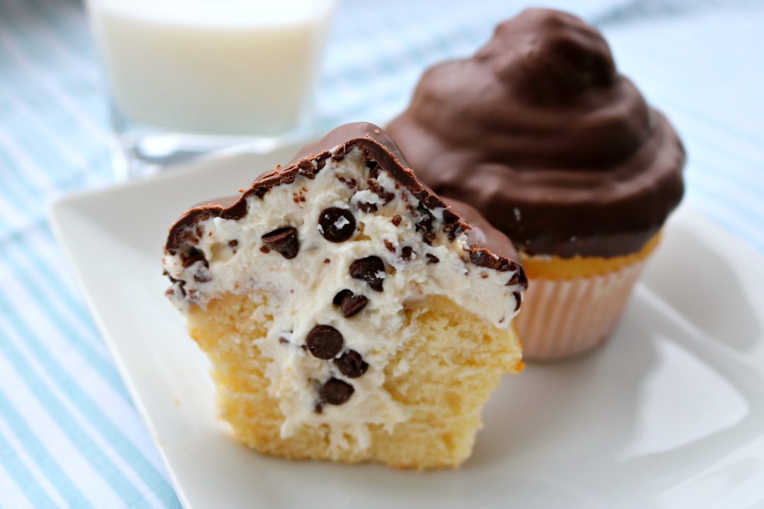 met chocolade bedekte cannoli cupcakes