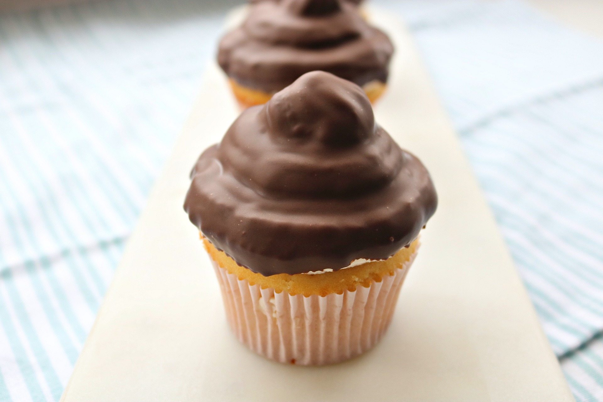  cupcake au cannoli recouvert de chocolat, cupcake au cannoli, crème au cannoli, gaufrettes fondantes au chocolat, pépites de chocolat 