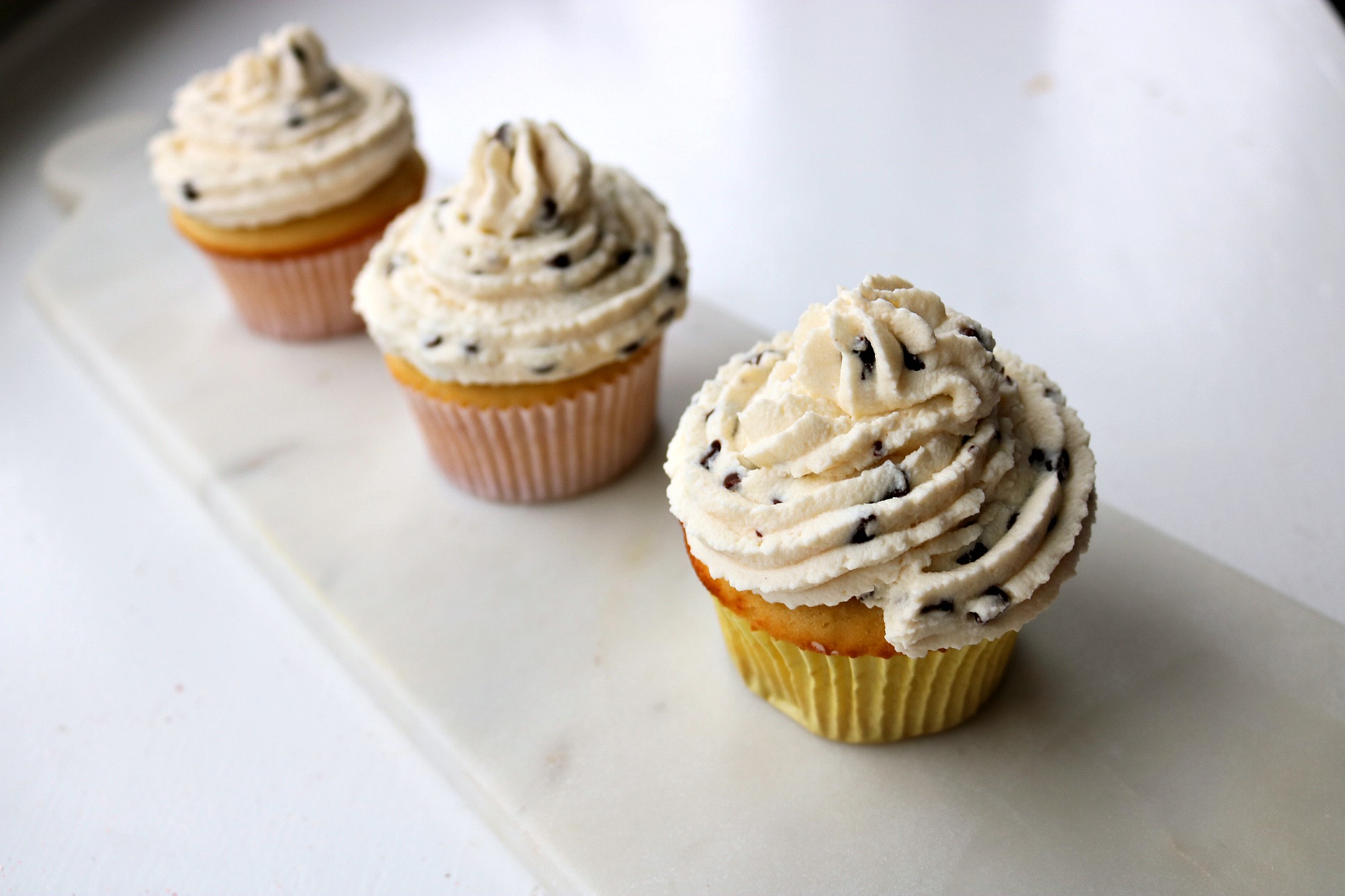 Cannoli-Cupcakes mit Schokoladenüberzug, Cannoli-Cupcakes, Cannoli-Creme, Schokoladenstückchen, Schokoladen-Schmelzwaffeln